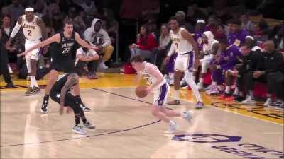 [Highlight] Austin Reaves' beautiful spin-move shot with replay