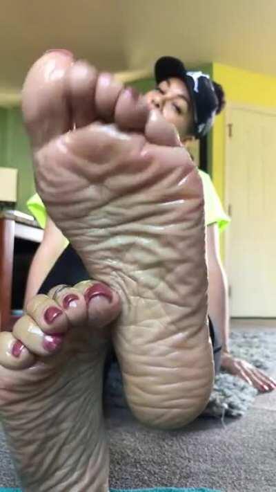 D33d33 oiled feet 💦💦