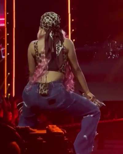 Shaking her ass in jeans (Glasgow May 30th)