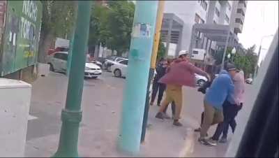 Trelew: Policía se agarró a las piñas contra un trapito en pleno centro y terminó en el hospital