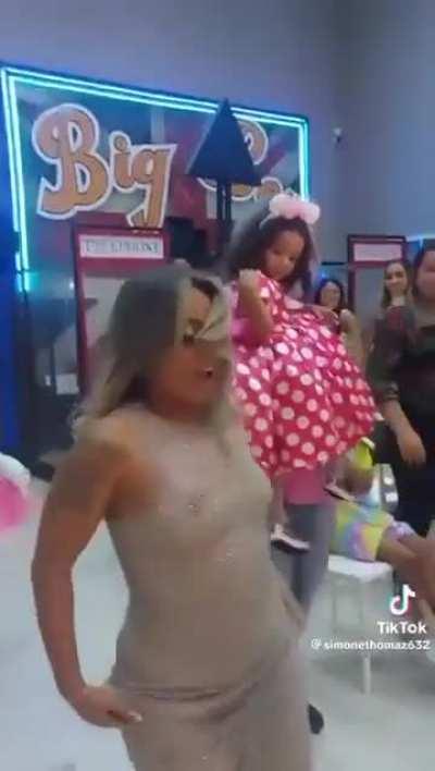 Is that the little girls birthday party lmao?