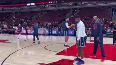 [Highlight] Zion warming up before the Pelicans take on the Bulls