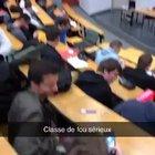 This guy is playing Wii Bowling during a lecture 😂