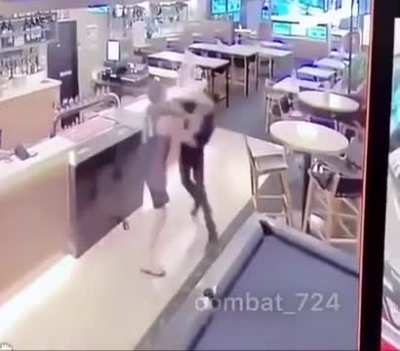 Waiter being attacked suddenly recalls his boxing training