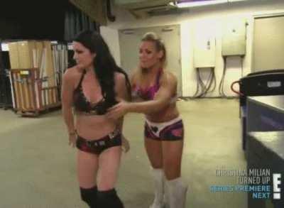 Natty getting handsy with Paige 🍑🍒