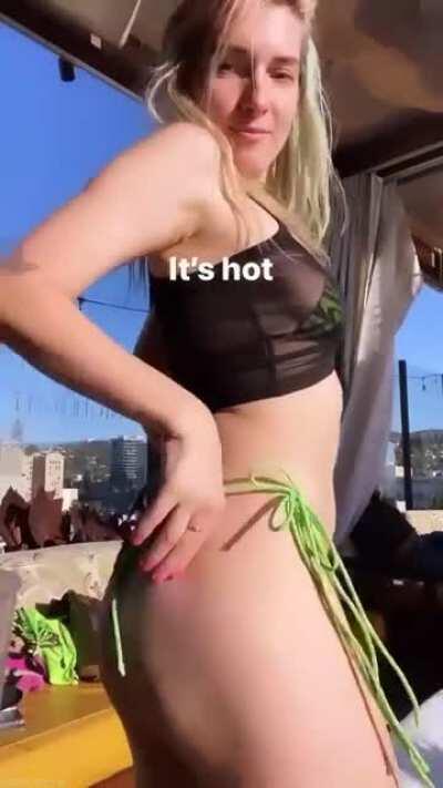 She's giving us some love today on her IG 😍