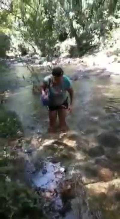 Gente, pelo amor de deus, essa risada.