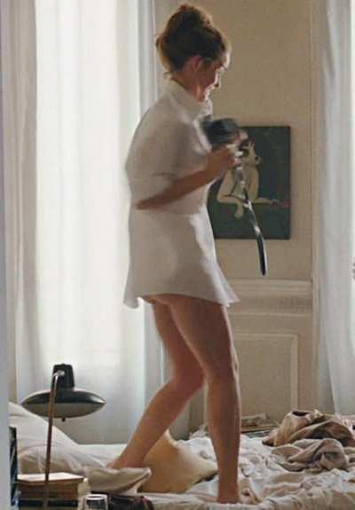 Emma Watson flashing some ass cheek.