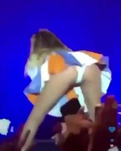 Jade twerking