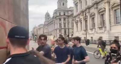 Soldiers heckled at by Karens for cleaning a vandalised memorial