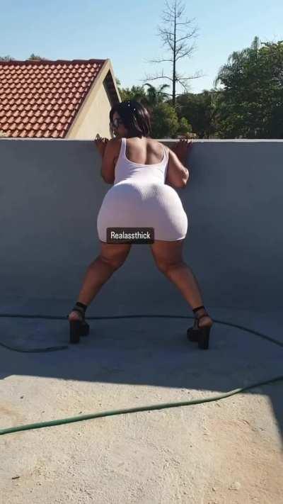 Outdoor twerk