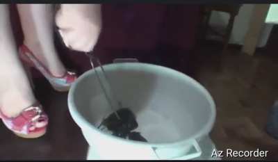 Flávia BBW, mercilessly crushes the crab, wearing high heels.