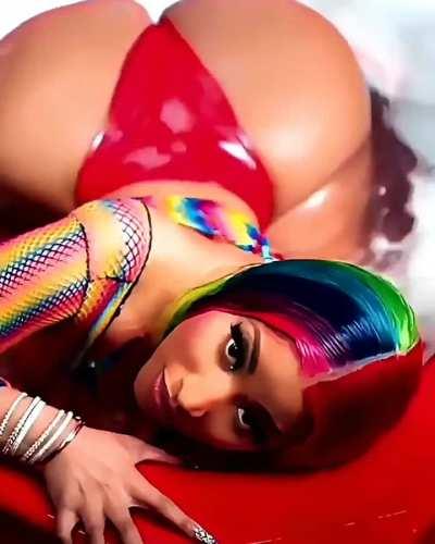 Nicki minaj shaking her fat ass