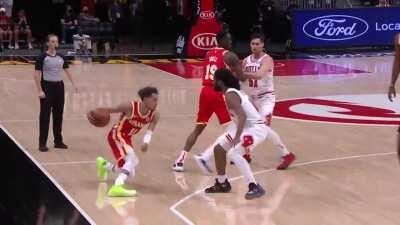 [Highlight] Trae Young toys with Coby White before drilling the 3, giving him 22 points in the first half