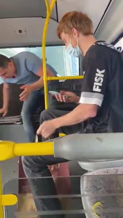 Conrinthiano explicando pra gringo que mascaras são obrigatórias.