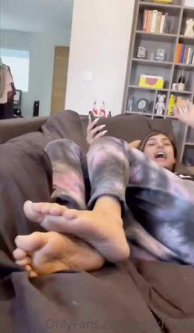 mia khalifa feet tickle