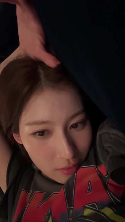 250929 - Sana in a really comfortable position