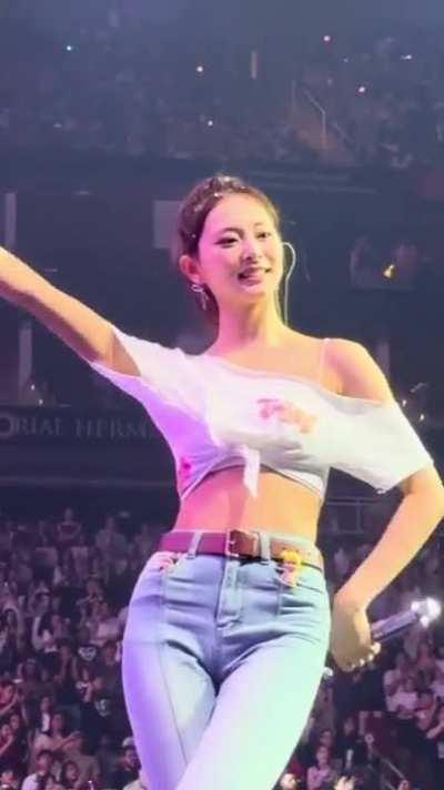 TZUYUâS ð & VPL IN TIGHT JEANS