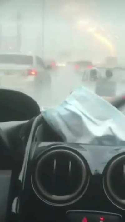 [PANAMERICANA] Aixa Franke, piloto de Top Race, maneja un AC Cobra (Réplica) por la banquina bajo la lluvia