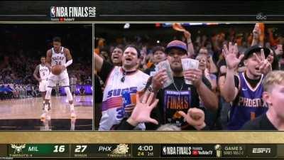 [Highlight] Phoenix Suns fan shows off his assets during Antetokounmpo's free throws