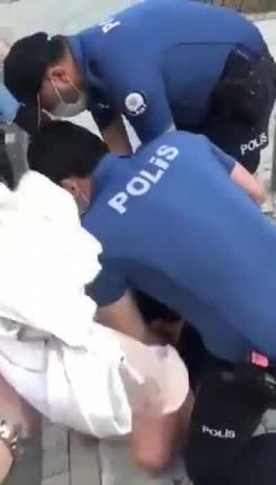 Maskesi burnunu kapatmadığı iddiasıyla ceza kesilmek istenen, daha sonra polislerin sözlü tacizine maruz kaldığı söylenen iki genç kadın darbedilerek gözaltına alındı