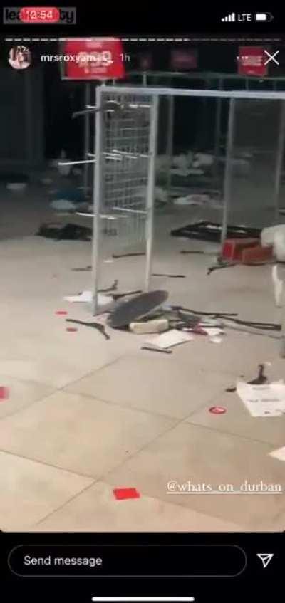 Adivinhem qual loja não foi saqueada