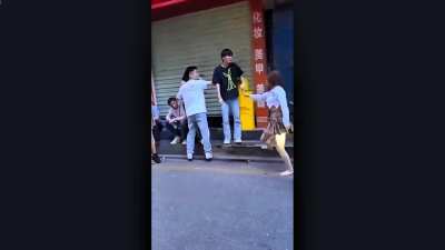 Girls get into a fight because someone parked in the wrong spot