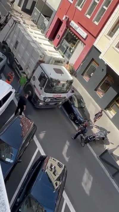 Karen refuse to go on the other side but the truck cant move cause of the parking cars [Germany]