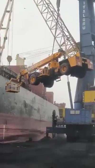 Hydra crane fell due to breaking of lifting belt at Kandla port of Gujarat, India 🇮🇳 26 August 2023


