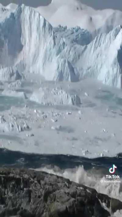 Imagine being on that water and suddenly happen this. (not OC)