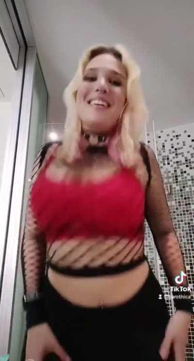 These tits swing for hours 😁 @sarothica