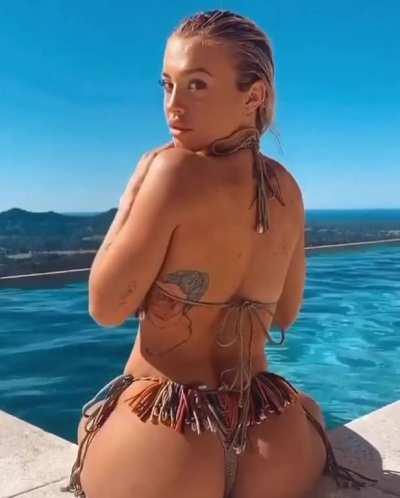 The look when she realizes you're staring. 😍