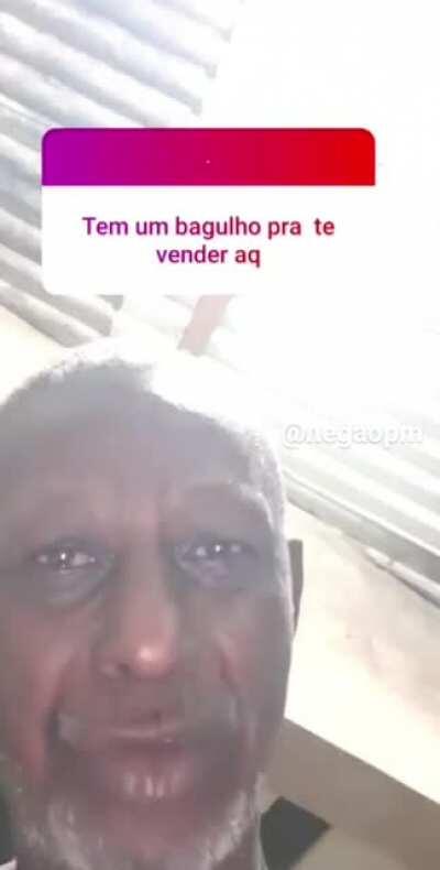 Gabs oferecendo os produtos