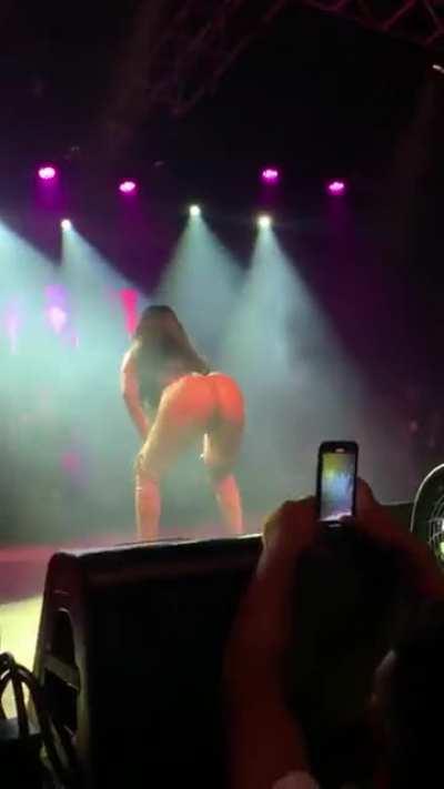 Taina Costa - Metralhada de Raba no palco.