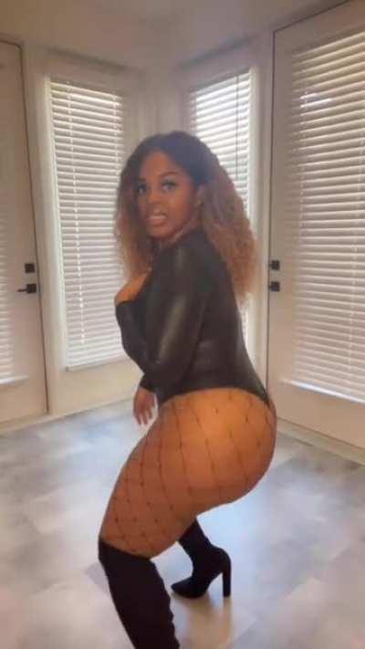 Stylish and sexy gyal 🔥 (@pinksilkyrose)