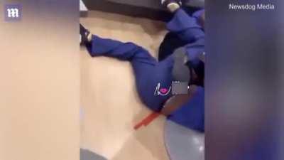UK: Two nurses brawl in the waiting room of the hospital