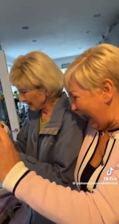 The shoes she ordered finally came. (0:14)