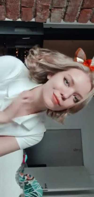 Holiday vibes with matching snow white skin. 😋🥰