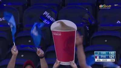 [Highlight] Dwight Howard is ecstatic after the Magic miss two free throws leading to free frostys for 76ers fans