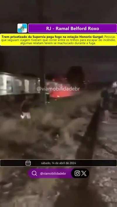 Tem privatizado pega fogo com passageiros dentro. Os passageiros pagaram 7 reais na tarifa e tiveram de sair correndo pelos trilhos.