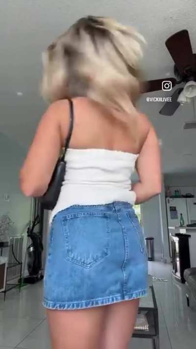 Pretty little teaseing blondie