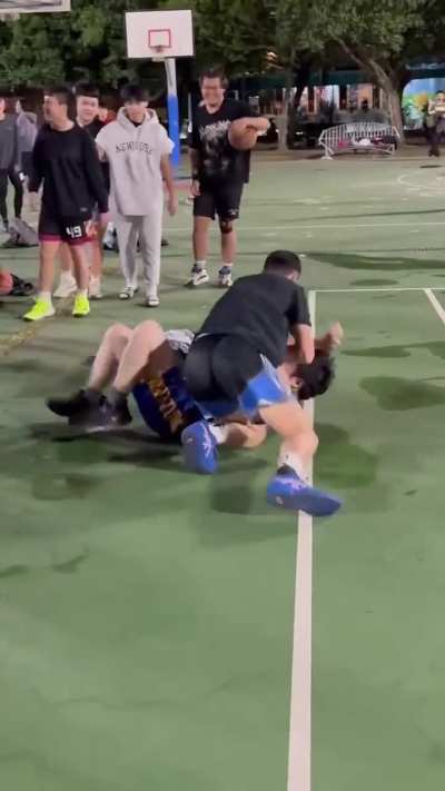 Two men in Taiwan fought over a basketball dispute
