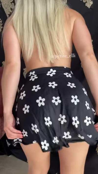 Woke up so horny today, just had to film a hot upskirt for you 😋💦