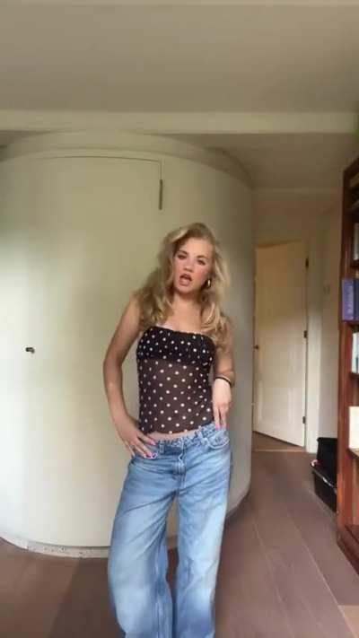 Bregje in een heerlijk topje