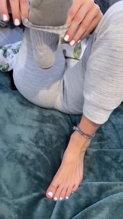 I heard you have a foot fetish, do you want to see my feet? 🥰