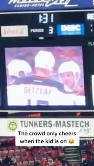 Crowd only applauds when the kid is on camera