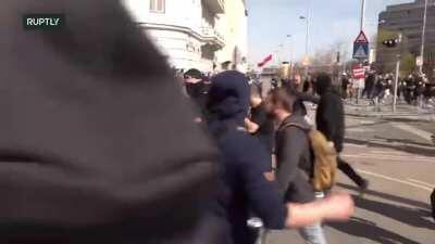 So sehen sie aus die friedlichen besorgten Bürger. /s