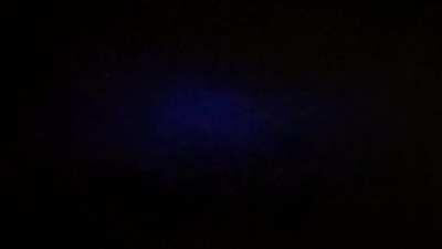 Ora sopra Novate milanese. Luce blu pulsante stazionaria sopra le nuvole. Qualcuno sa che diamine é? Grazie! ATTENZIONE: il video contiene qualche bestemmione.