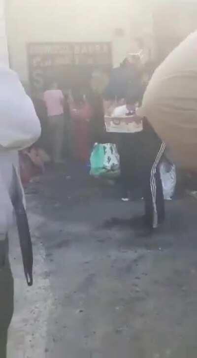 Pilar - Vecinos se acercan a volquetes en busca de comida