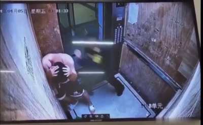 Assaulter get beaten by security guard